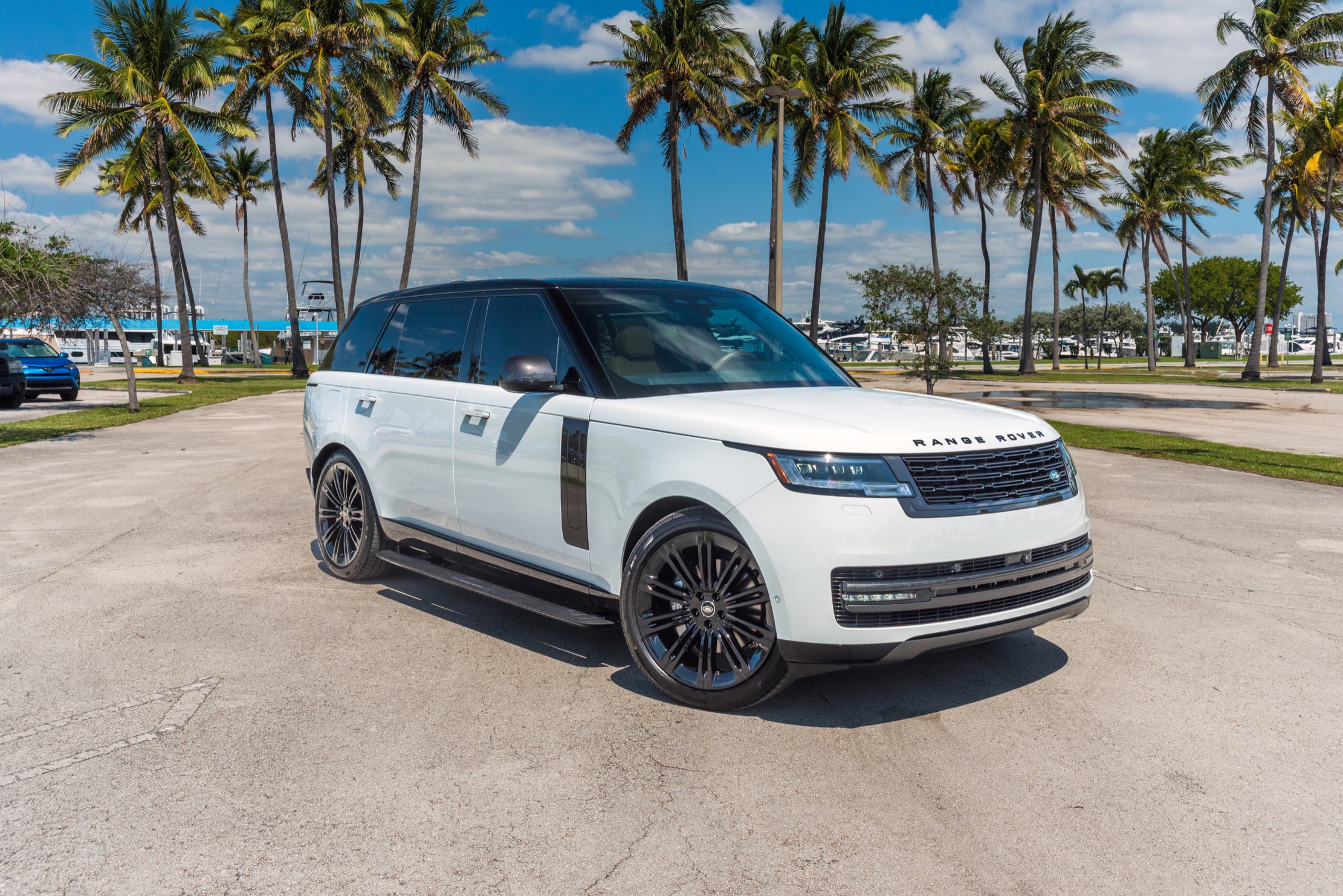 Range Rover SE P400 LWB – White