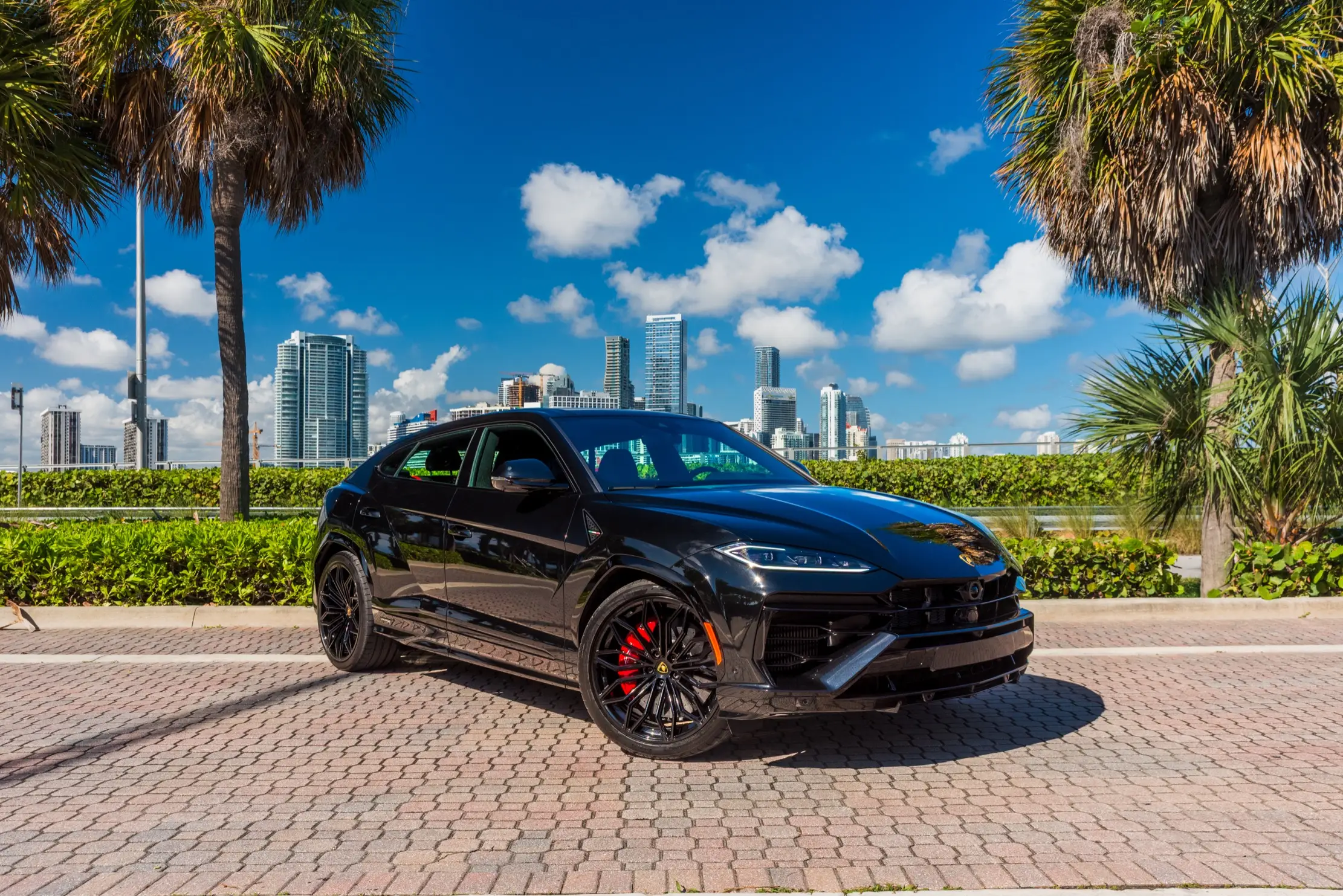 2026 Lamborghini Urus SE – Black
