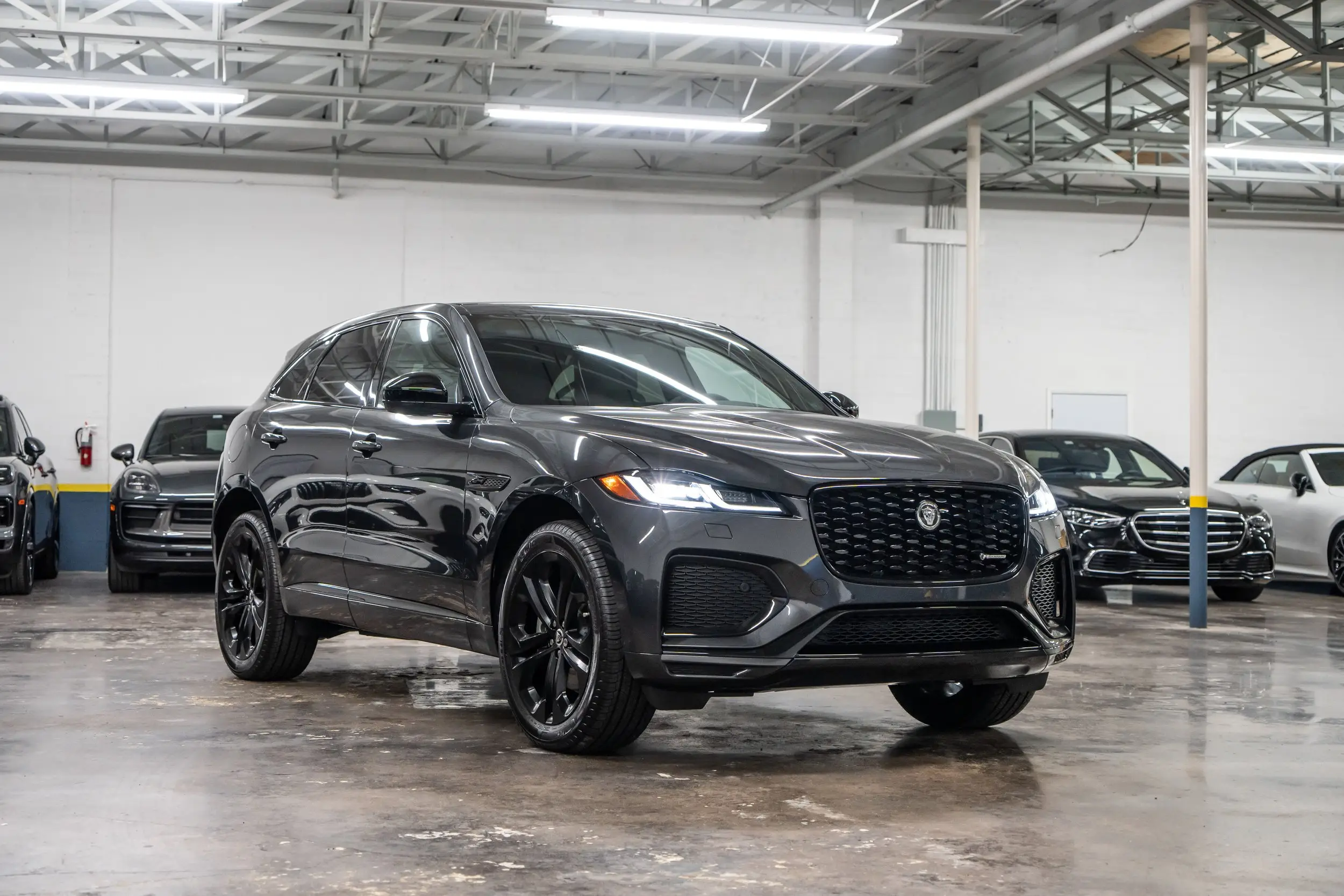 Jaguar F Pace – Grey