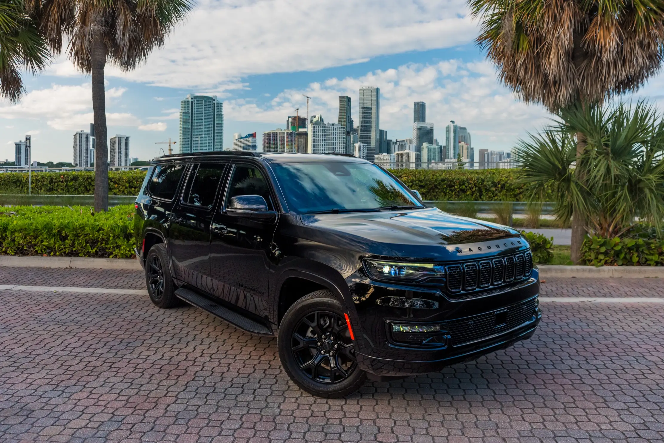 Jeep Grand Wagoneer L – Black